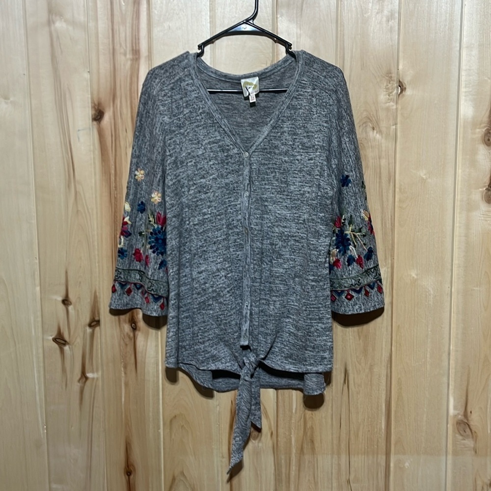Fig and Flower‎ Grey Floral Embroidered Sleeve Button Down Tie Front Top Size 1X